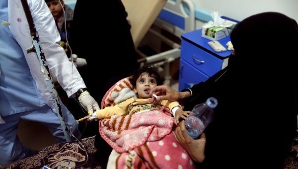 Woman gives her daughter rehydration fluid at a cholera treatment center in Sanaa, Yemen May 15, 2017