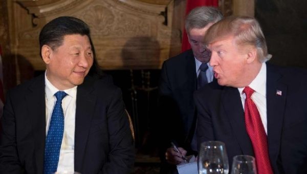 Chinese President Xi Jinping (L) and U.S. President Donald Trump (R)