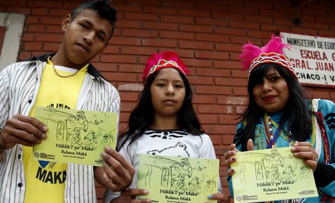 People for the Qemkuket community present books written in Guarani to be used in schools