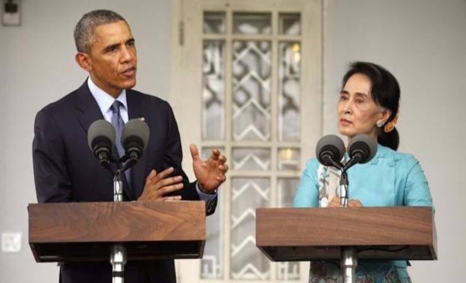 Aung San Suu Kyi (R) holds a press conference with fellow Nobel Peace Prize recipient, former U.S. President Barack Obama (L).