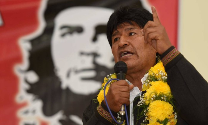 Bolivian President Evo Morales with a poster of Argentine communist revolutionary Che Guevara in the background.