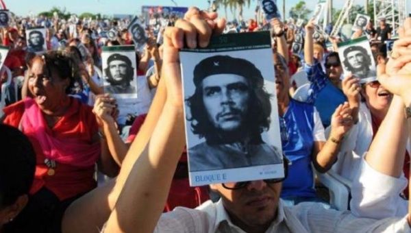 Cubans pay homage to Che.