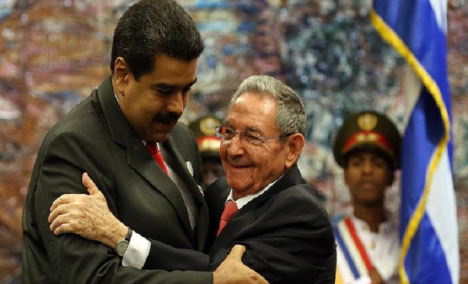 Venezuelan President Nicolas Maduro (L) and Cuban President Raul Castro (R).