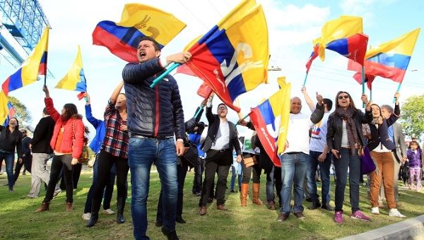 Colombian supporters of the peace agreement with FARC. The peace process is facing many challenges, including the murder of social leaders.