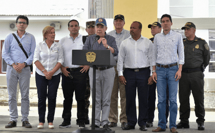 President Juan Manuel Santos (C) offers condolences to the families of slain human rights leaders in Colombia on July 5, 2018.