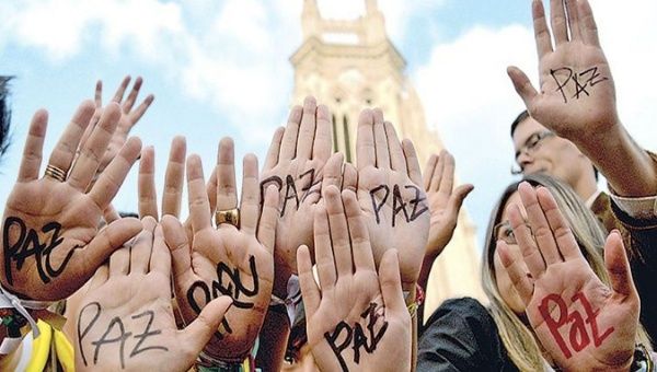 Colombians supporting the peace process. 