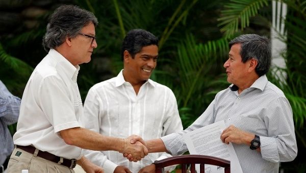 Gustavo Bell (L), Colombia government's chief negotiator shakes hands with Pablo Beltran of the ELN, after delivering a joint statement in Havana, Cuba Aug. 1, 2018. 