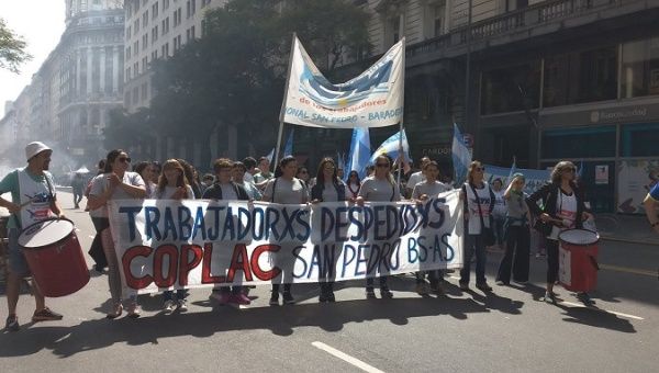 Delegations from various social organizations join a mobilization that will end with an act at the capital's Plaza de Mayo. 