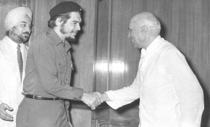 Prime Minister Jawaharlal Nehru welcoming Che Guevara in his Teen Murti residential office on Jul. 1, 1959.