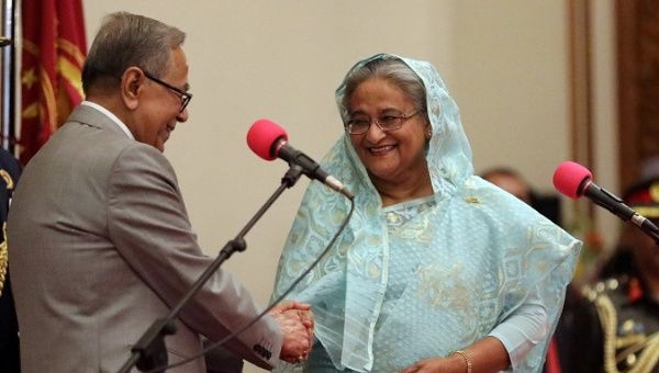 Prime Minister Sheikh Hasina (R) shakes hand with the President Abdul Hamid during oath taking ceremony in Dhaka, Bangladesh, Jan. 7, 2019. 