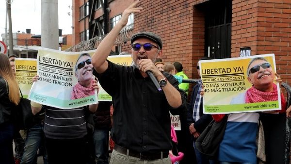 Jesus Santrich's supporters protest outside the Paloquemao Court in Bogotá, Colombia, May 20, 2019.