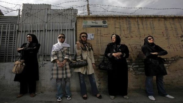 Iranian women are fighting against the compulsory head scarf law. 
