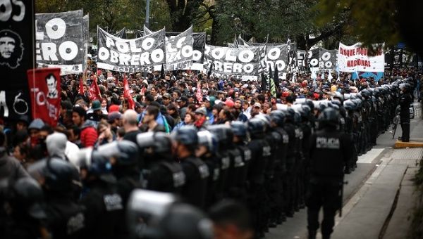 Strong police operation tries to prevent social organizations from camping on Avenida 9 de Julio in Buenos Aires, Argentina, Sep. 11, 2019.