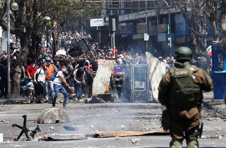 Demonstrators clash with security forces during a protest against Chile's state economic model in Valparaiso, Chile, October 21, 2019.