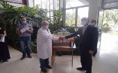 Manuel Romero (L) receives the United Arab Emirates donative, Havana, Cuba, June 4, 2020.