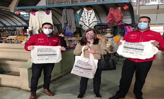 Small commerce owners hand over reusable fabric bags in Cauquenes community, Maule Region, Chile. August 3, 2020.