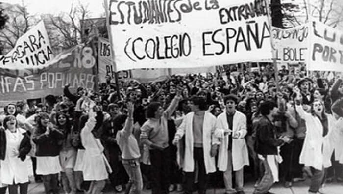 El 16 de septiembre de 1976, centenares de jóvenes participaron en marchas para exigir el Boleto Estudiantil.