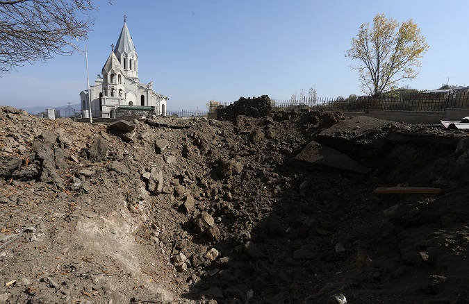 General view of church, in the backround, and a crater, in the foreground, in the town of Shushi in the Nagorno-Karabakh Republic, 29 October 2020, after allegedly Azerbaijani shelling. Armed clashes erupted on 27 September 2020 in the simmering territorial conflict between Azerbaijan and Armenia over the Nagorno-Karabakh territory (Azerbaiyán)