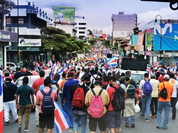 Workers take to the streets on October 13, 2020 to reject conversations between the government and the FMI.