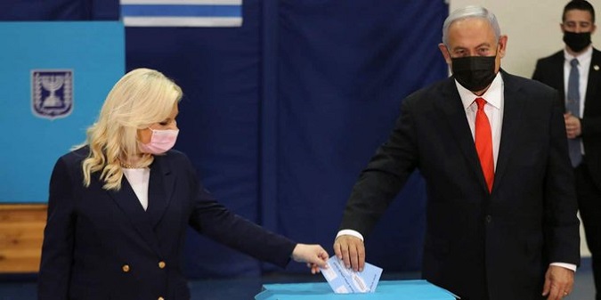 Israel's Prime Minister Benjamin Netanyahu and his wife Sara Netanyahu cast their votes during the Parliamentary elections on March 23, 2021.