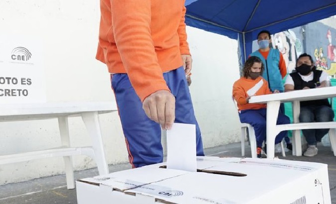Citizen voting inside an Ecuadorian prison, April 8, 2021.
