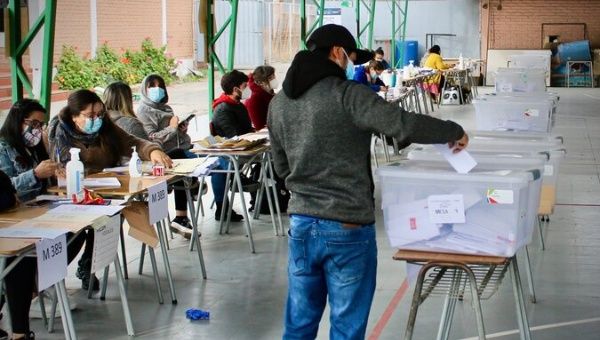 For the second day in a row, polling stations reported a significantly low turnout, especially in the lower income districts of the country and among the younger people.