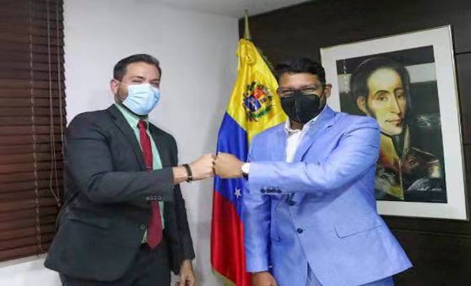 Venezuela's Vice Minister of Foreign Affairs Rander Peña (R) and Mexico's Chargé d'Affaires in Caracas Mauricio Vizcaino (L).