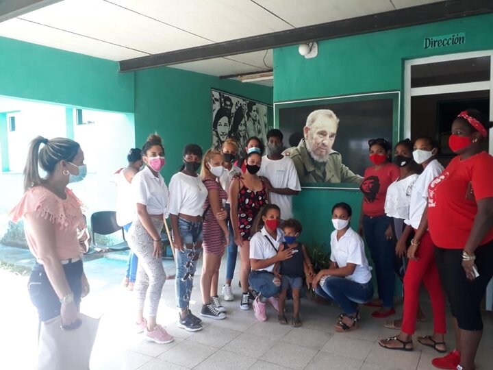The National President of the Jose Marti Pioneers Organization exchanges in the community of Las Canteras in Playa with young people of the Youth Social Work Brigade, cheerful boys and girls committed to their time and the Revolution.