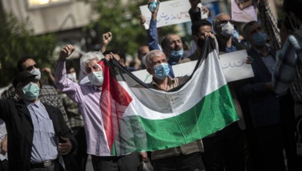  Iranians rally to protest against recent Israeli attacks against Palestinians in Tehran, Iran, May 13, 2021. 