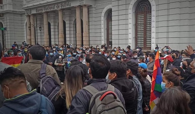 Bolivians are rallying at the high court (Sucre) to demand that Fernando Camacho be jailed for the ongoing far-right violence in Santa Cruz.