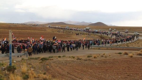Citizens heading towards La Paz City, Bolivia, Nov. 26, 2021.