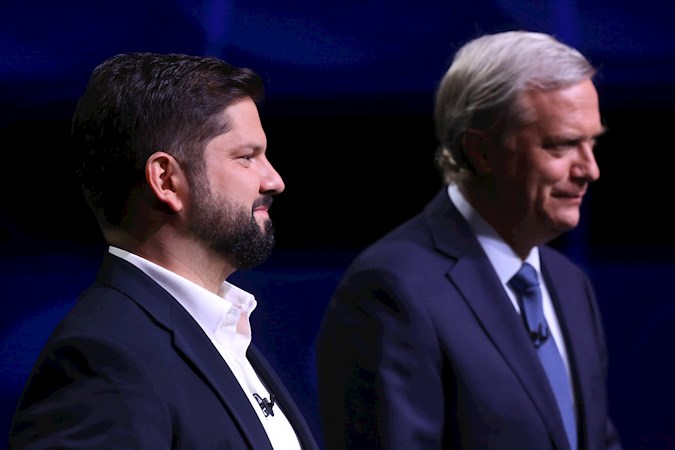 The candidate for the Republican Party, José Antonio Kast (r), and the candidate for the Broad Front, Gabriel Boric (i), participate in the presidential debate organized by the National Association of Television of Chile, today, in Santiago