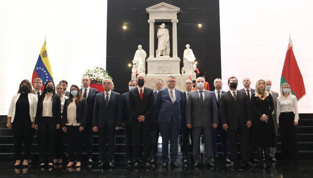 A solemn ceremony took place at Venezuela's National Pantheon to honor the Father of the Homeland, Simón Bolívar, by the Belarusian delegation participating in the VIII High Level Joint Commission between both countries.