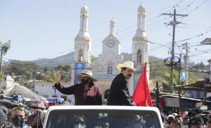 Manuel Zelaya (R) accompanies Xiomara Castro (L) towards her swearing-in ceremony, Tegucigalpa, Honduras, Jan. 27, 2022.