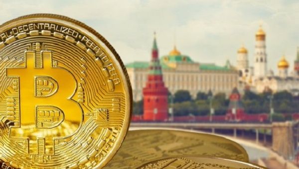 Representation of bitcoin with an image of Moscow in the background.