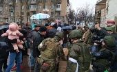 Residentes de Melitópol reciben ayuda humanitaria suministrada por militares rusos.