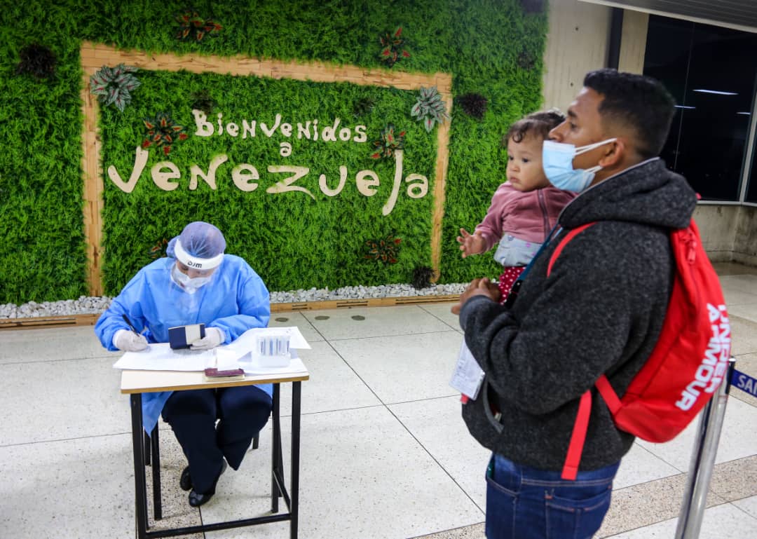 Venezuelan returnees greeted at the airport
