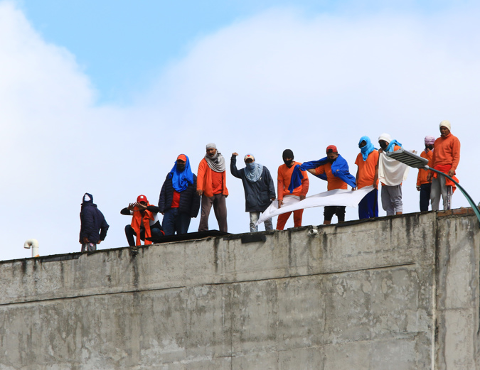 Prisoners protest on the roofs of the deprivation of liberty center No. 1 today, in Cuenca (Ecuador).
