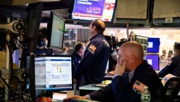  Traders work on the floor of the New York Stock Exchange (NYSE) in New York, the United States, April 26, 2022.