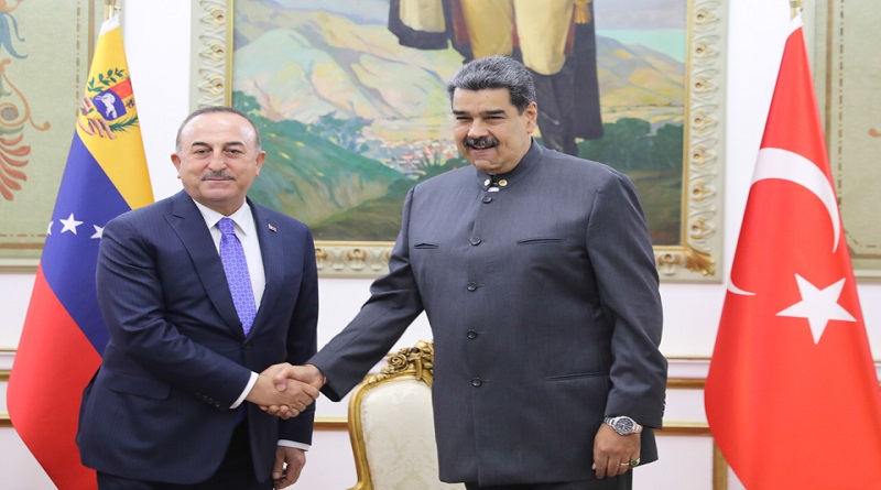Venezuelan President Nicolás Maduro (r), and the Turkish Foreign Minister, Mevlüt Çavuşoğlu(l).