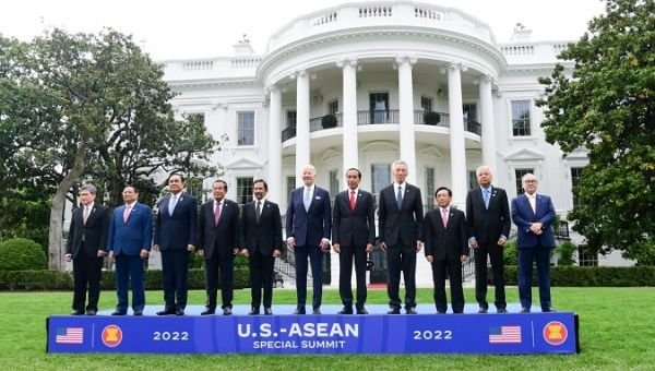 President Joe Biden (C) and representatives of the ASEAN countries, Waashington DC, U.S., May 12, 2022.