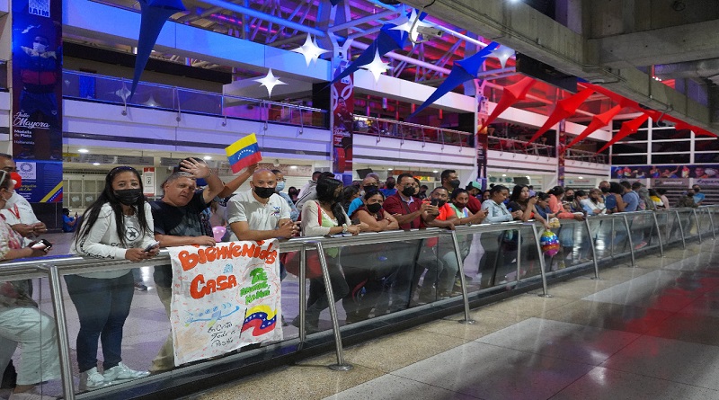 Relatives await the arrival of repatriated venezuelans