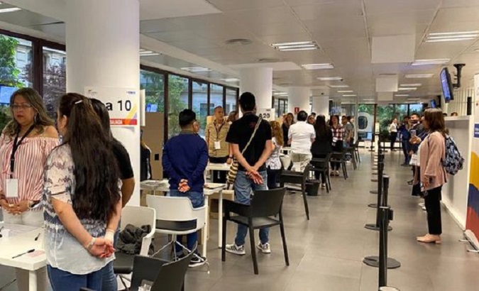 Citizens voting at the Colombian embassy in Spain, May 23, 2022.