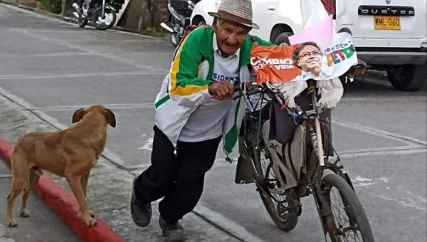 A citizen supporting the Historical Pact candidate Gustavo Petro, Colombia, May 2022.