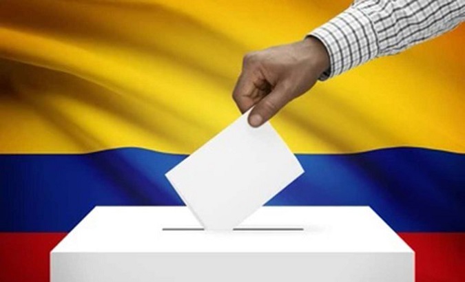 Representation of the voting process with the Colombian flag in the background.