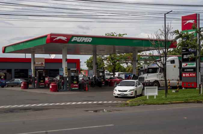 Photograph of a gas station today, in Managua