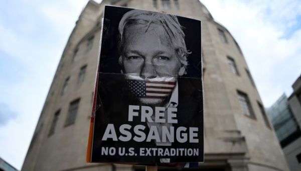 A citizen demonstrates against Assange's extradition in London, U.K, June 18, 2022.