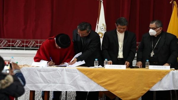 The minutes were signed by representatives of Conaie, Feine and Fenocin, as well as the Ecuadorian government.