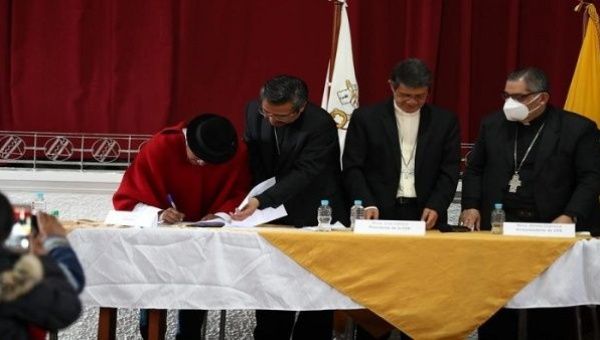 The minutes were signed by representatives of Conaie, Feine and Fenocin, as well as the Ecuadorian government.