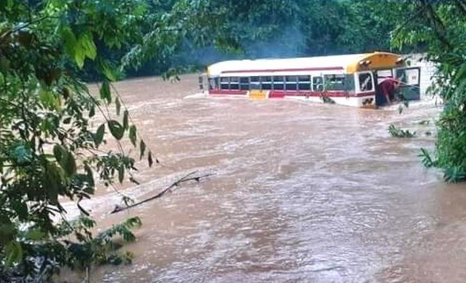 Bus dragged by the current of the Alo Betel river, July 3, 2022.